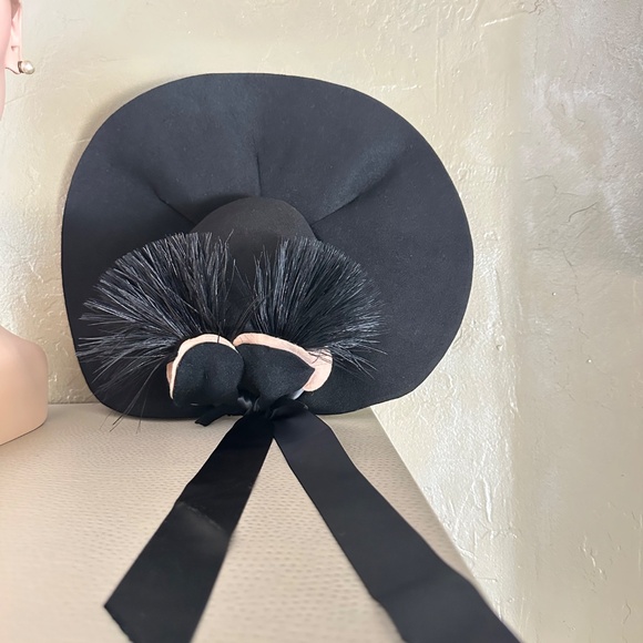 SUMPTUOUS 1940\'s BLACK WIDE BRIM HAT + BLACK/IVORY TRIM,  FEATHERS  & STREAMERS